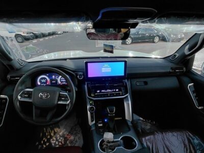 2025 Toyota Land Cruiser VXR 3.5L Twin-Turbo V6 Petrol Engine White Red SUV GCC Specs