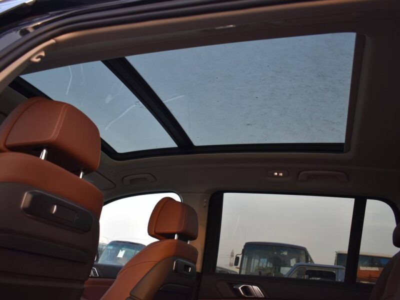 2025 BMW X7 xDrive40i 3.0-liter TwinPower Turbo inline 6-cylinder Engine Black Brown SUV