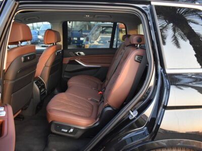 2025 BMW X7 xDrive40i 3.0-liter TwinPower Turbo inline 6-cylinder Engine Black Brown SUV