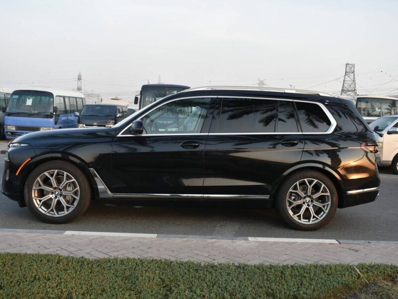 2025 BMW X7 xDrive40i 3.0-liter TwinPower Turbo inline 6-cylinder Engine Black Brown SUV