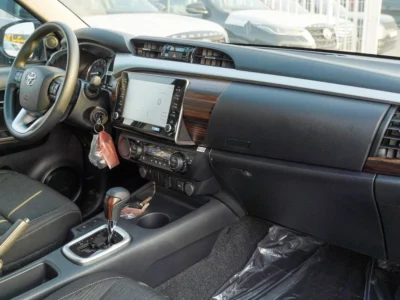 2025 Toyota Hilux SR5 2.7 Litres Petrol 4-Cylinder Engine Black Pickup Truck GCC Specs