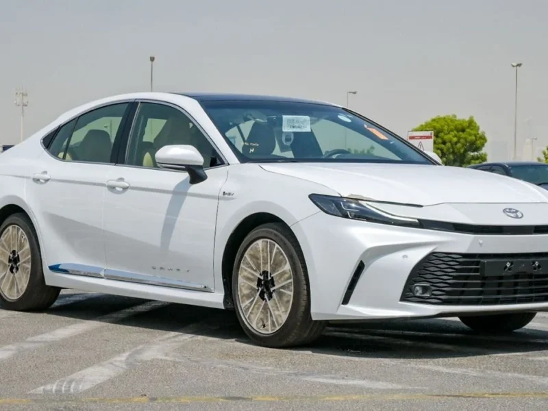 2025 Toyota Camry LE 2.5 Litres 4-cylinder Hybrid Engine White Beige Sedan GCC Specs