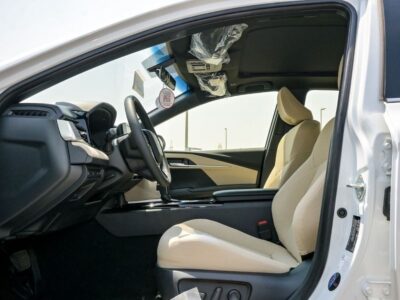 2025 Toyota Camry LE 2.5 Litres 4-cylinder Hybrid Engine White Beige Sedan GCC Specs