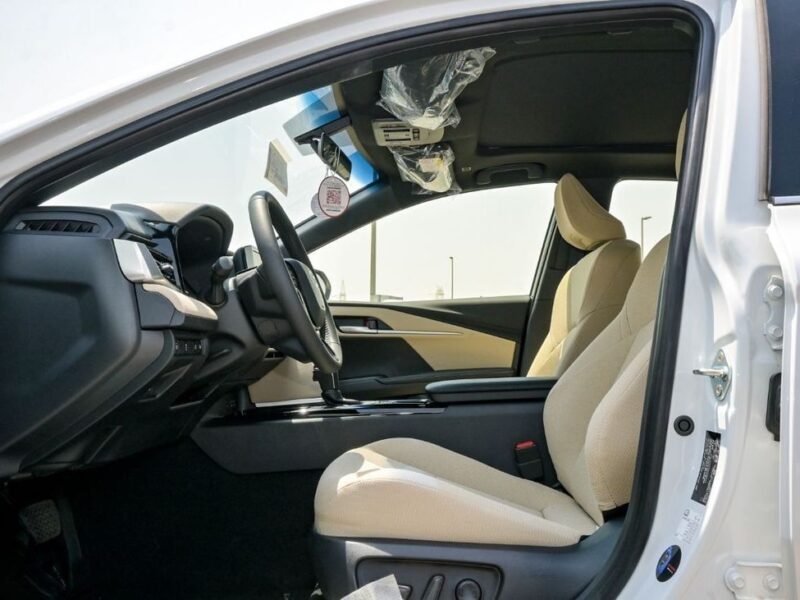 2025 Toyota Camry LE 2.5 Litres 4-cylinder Hybrid Engine White Beige Sedan GCC Specs