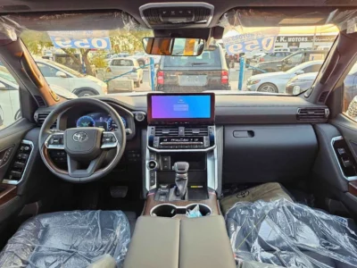 2025 Toyota Land Cruiser VX 3.5 Litres V6 Twin-Turbo Hybrid Engine White Black SUV GCC