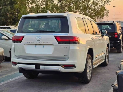 2025 Toyota Land Cruiser VX 3.5 Litres V6 Twin-Turbo Hybrid Engine White Black SUV GCC