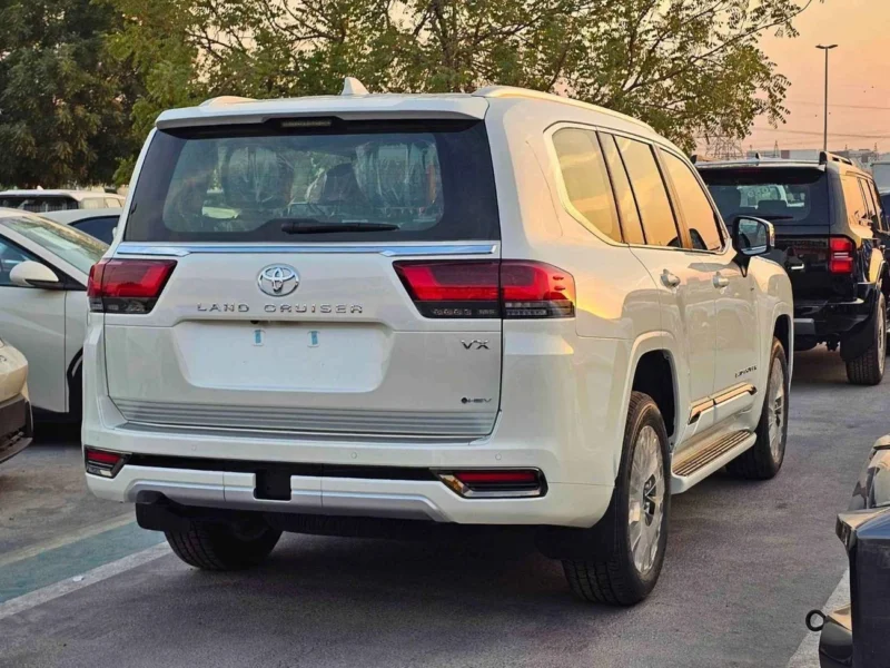 2025 Toyota Land Cruiser VX 3.5 Litres V6 Twin-Turbo Hybrid Engine White Black SUV GCC