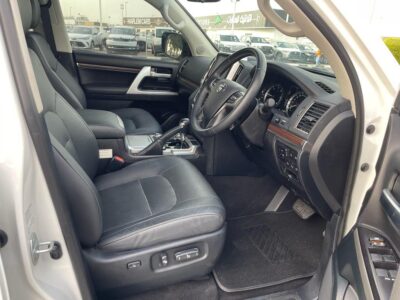 2021 Toyota Land Cruiser VX 4.5-litre Diesel Twin-Turbo V8 Engine White Black SUV