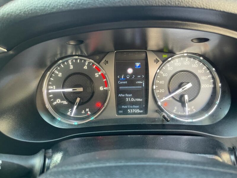 2021 Toyota Hilux SR5 Dual Cab 2.8L 4-cylinder Turbo-Diesel Engine White Black Pickup
