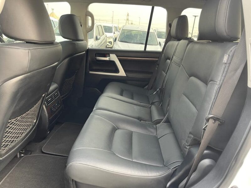 2021 Toyota Land Cruiser VX 4.5-litre Diesel Twin-Turbo V8 Engine White Black SUV