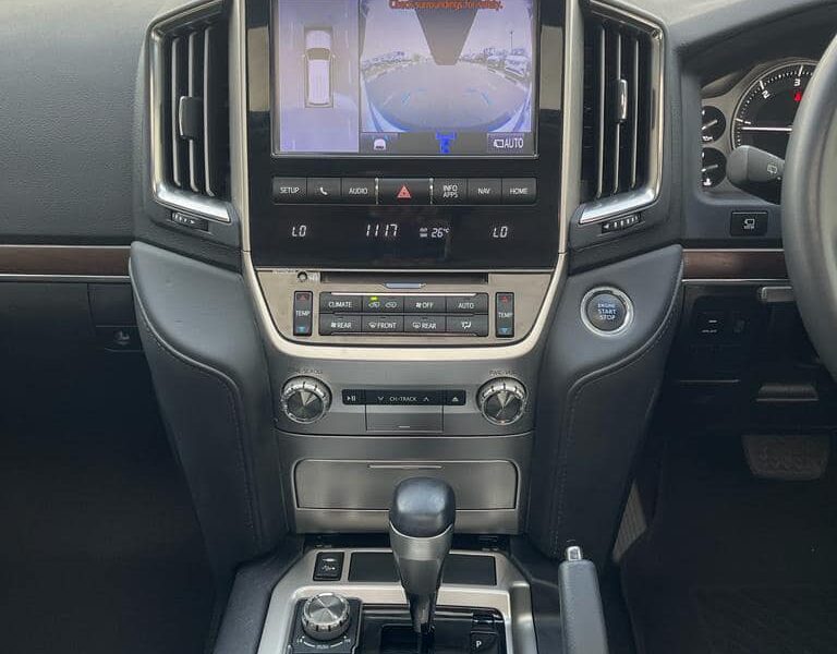 2021 Toyota Land Cruiser VX 4.5-litre Diesel Twin-Turbo V8 Engine White Black SUV