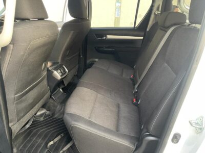 2021 Toyota Hilux SR5 Dual Cab 2.8L 4-cylinder Turbo-Diesel Engine White Black Pickup