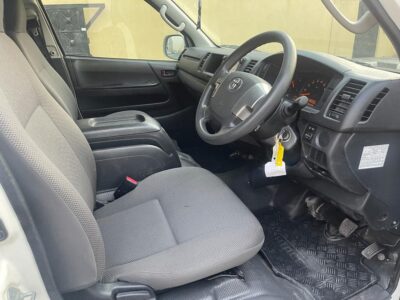2017 Toyota Hiace Commuter SLWB 3.0 Litres 4 Cylinder Diesel Engine White Grey Van