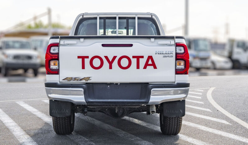 2025 Toyota Hilux 2.7L 4-cylinder, DOHC, 16-valve with VVT-i White Red Pickup Truck