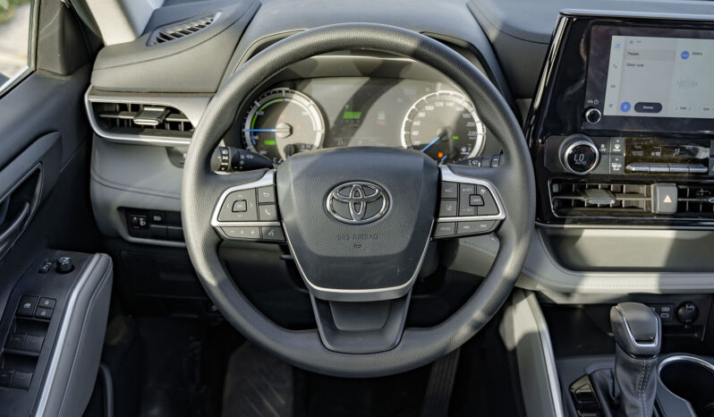 2025 Toyota Highlander LE 2.5L Inline-4 Hybrid Engine White Black SUV Automatic