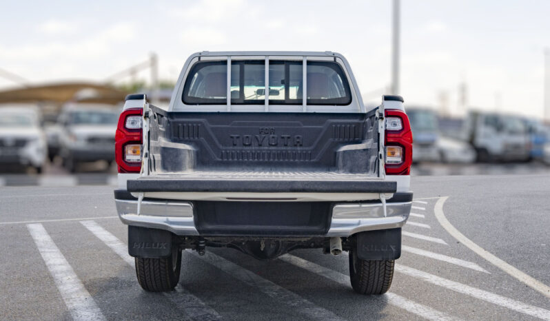 2025 Toyota Hilux 2.7L 4-cylinder, DOHC, 16-valve with VVT-i White Red Pickup Truck