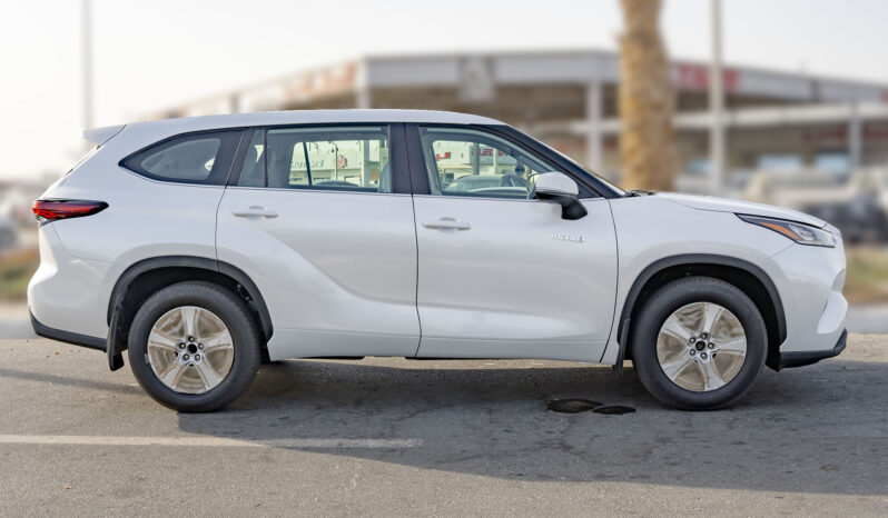 2025 Toyota Highlander LE 2.5L Inline-4 Hybrid Engine White Black SUV Automatic