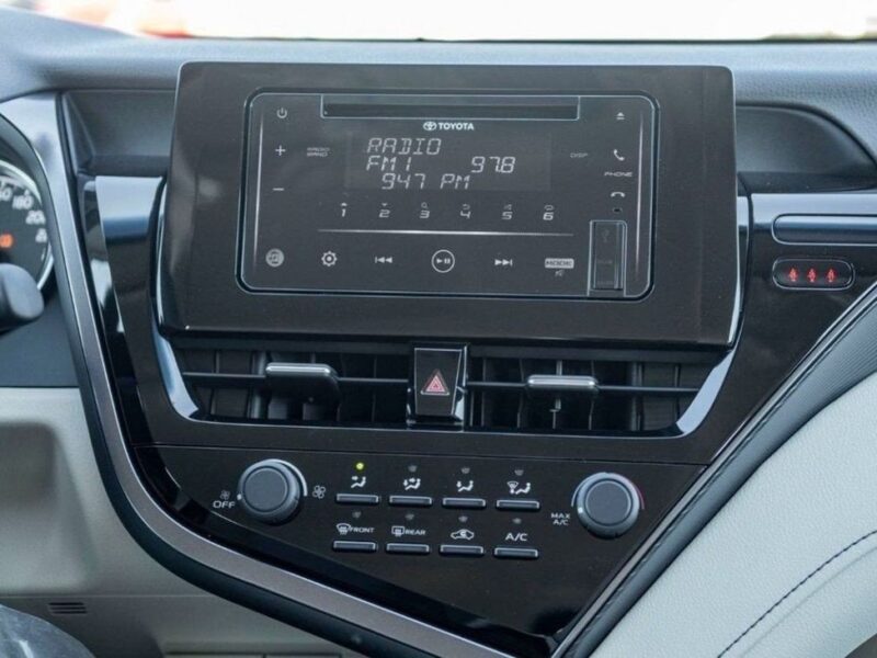 2024 Toyota Camry LE 2.5-liter 4-cylinder Petrol Engine Silver Beige Sedan Automatic GCC