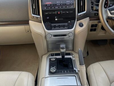 2018 Toyota Land Cruiser VX 200 Series 4.5L V8 Twin Turbo Diesel Engine Black Beige SUV