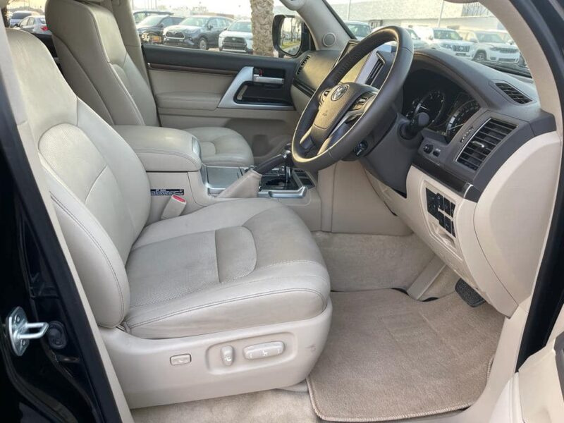 2018 Toyota Land Cruiser VX 200 Series 4.5L V8 Twin Turbo Diesel Engine Black Beige SUV