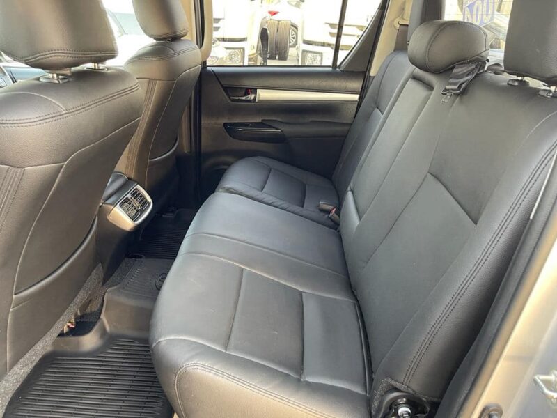 2017 Toyota Hilux SR5 Dual Cab 2.8 Inline 4-cylinder Turbo Diesel Silver Black Pickup Truck