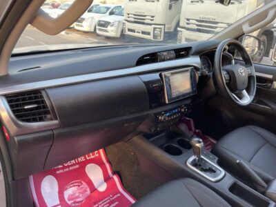 2017 Toyota Hilux SR5 Dual Cab 2.8 Inline 4-cylinder Turbo Diesel Silver Black Pickup Truck