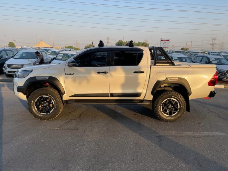 2018 Toyota Hilux Rugged X 2.8L 4-cylinder Turbo Diesel Engine White Black Pickup Truck