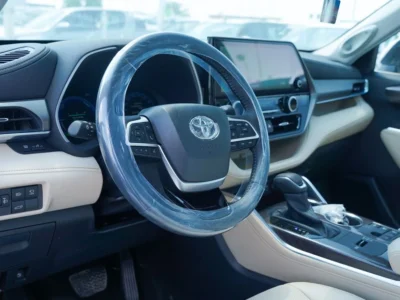 2025 Toyota Highlander 2.5-liter 4-cylinder Hybrid Engine White Beige SUV GCC Specs