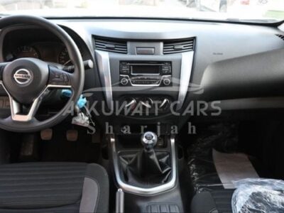 2023 Nissan Navara 2.5 Petrol LE 4x4 MT DC Plus 2.5L 4-cylinder petrol Engine White Black