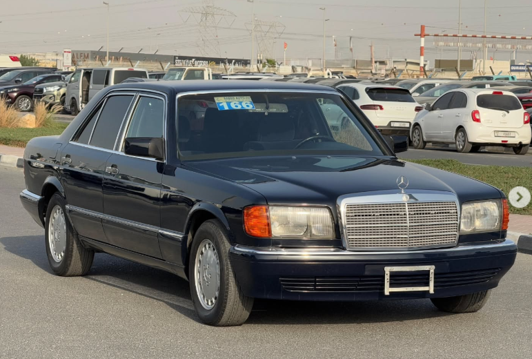 1991 Mercedes-Benz 300SE 3.0-liter inline-six-cylinder Petrol Engine Black Blue Sedan