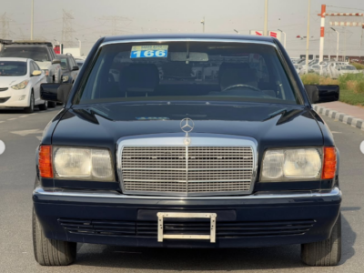 1991 Mercedes-Benz 300SE 3.0-liter inline-six-cylinder Petrol Engine Black Blue Sedan
