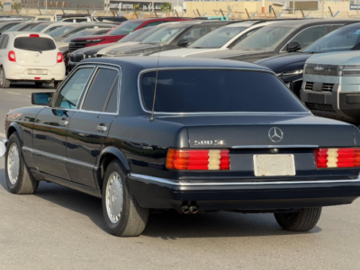 1991 Mercedes-Benz 300SE 3.0-liter inline-six-cylinder Petrol Engine Black Blue Sedan