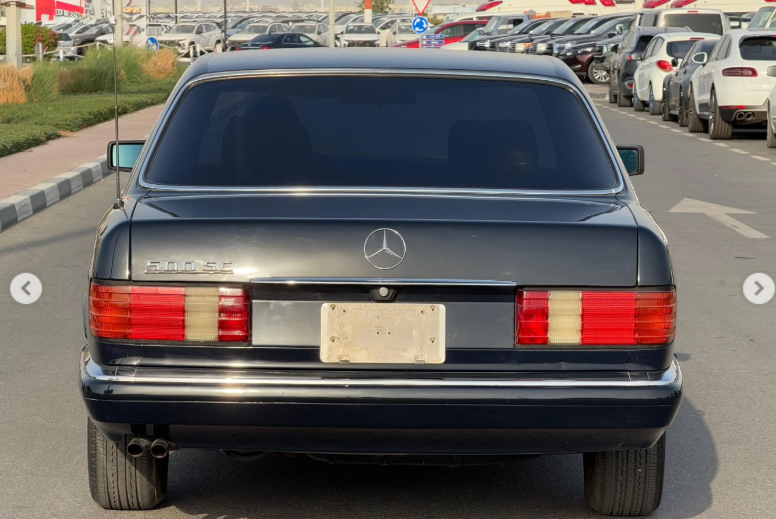 1991 Mercedes-Benz 300SE 3.0-liter inline-six-cylinder Petrol Engine Black Blue Sedan