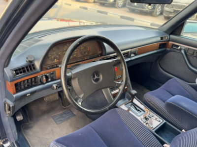 1991 Mercedes-Benz 300SE 3.0-liter inline-six-cylinder Petrol Engine Black Blue Sedan