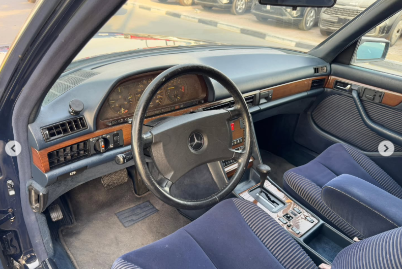 1991 Mercedes-Benz 300SE 3.0-liter inline-six-cylinder Petrol Engine Black Blue Sedan