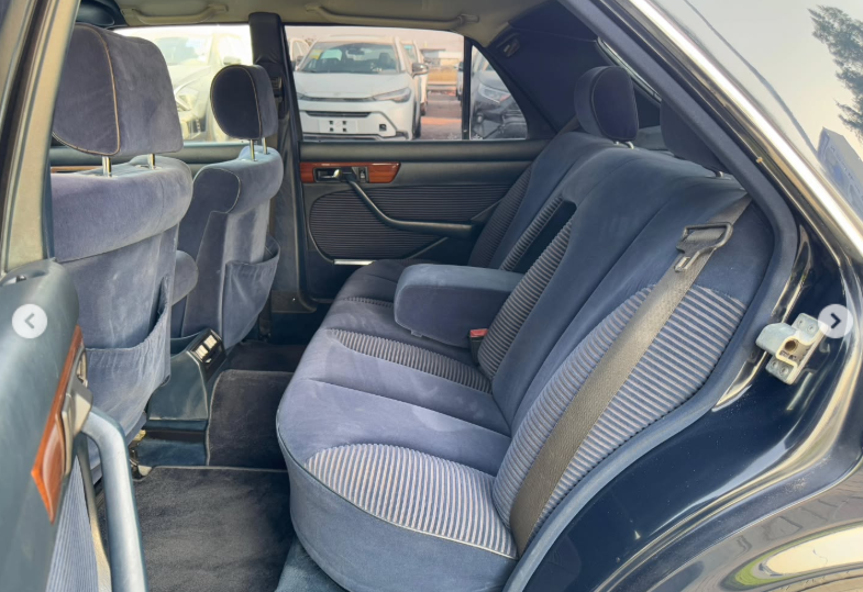 1991 Mercedes-Benz 300SE 3.0-liter inline-six-cylinder Petrol Engine Black Blue Sedan
