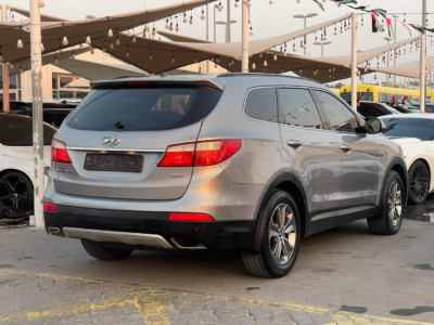 2015 Hyundai Santa Fe 2.4 Litres 4 Cylinders Petrol Engine Grey SUV GCC Specs