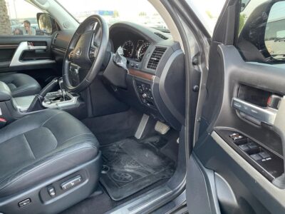 2020 Toyota Land Cruiser VX 4.5 Liters V8 Twin-Turbo Diesel Engine Grey Black SUV