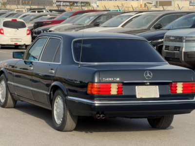 1991 Mercedes-Benz 300SE 3.0-liter inline-six Petrol Engine Black Blue Luxury Sedan