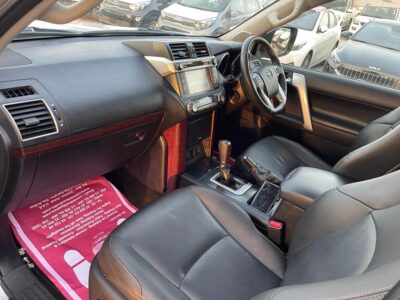 2015 Toyota Land Cruiser Prado 2.8-litre 4 Cylinder GD turbodiesel Engine Silver Black SUV