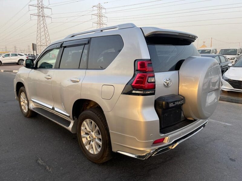 2015 Toyota Land Cruiser Prado 2.8-litre 4 Cylinder GD turbodiesel Engine Silver Black SUV
