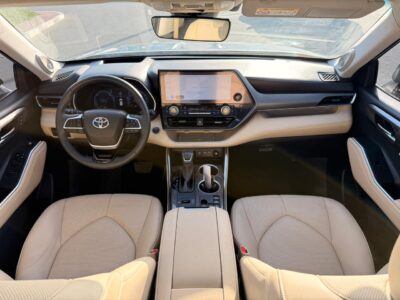 2024 Toyota Highlander Hybrid Platinum 2.5 Litre 4-Cylinder Engine Silver Beige SUV GCC
