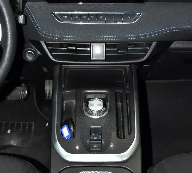 2024 Haval Jolion Deluxe 1.5L turbo 4-cylinder Petrol Engine Silver Black SUV