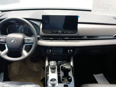 2026 Mitsubishi Outlander M-Line 2.5L 4-cylinder Petrol Engine White Grey SUV GCC Specs