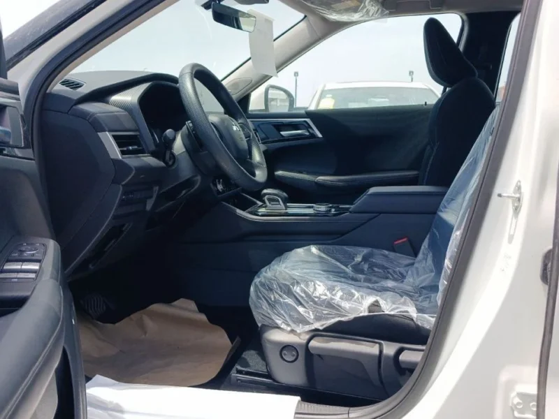 2026 Mitsubishi Outlander M-Line 2.5L 4-cylinder Petrol Engine White Grey SUV GCC Specs