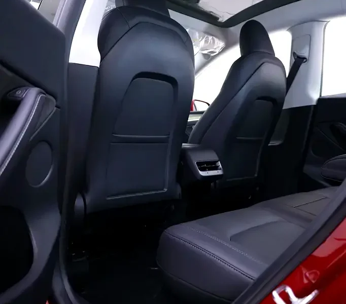 2024 Tesla Model Y Electric Vehicle Red Black Coupe 350 - 450 KM Range