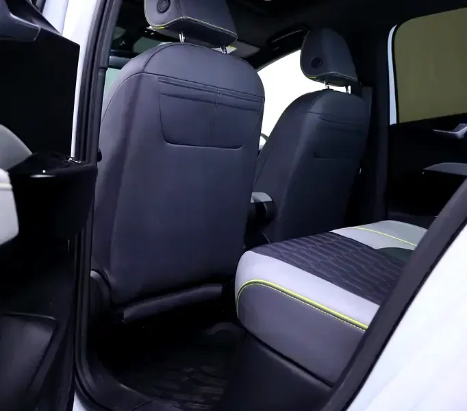 2022 Volkswagen ID.3 Pro Electric Vehicle White Black Hatchback 350 - 450 KM