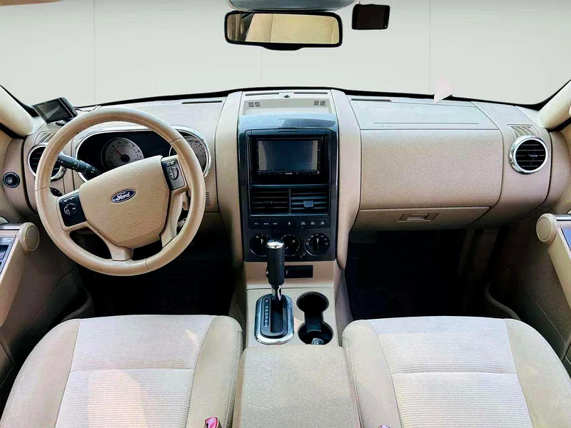 2008 Ford Explorer XLT 4.0 Litres V6 Petrol Engine Silver Beige SUV Automatic Clean Car