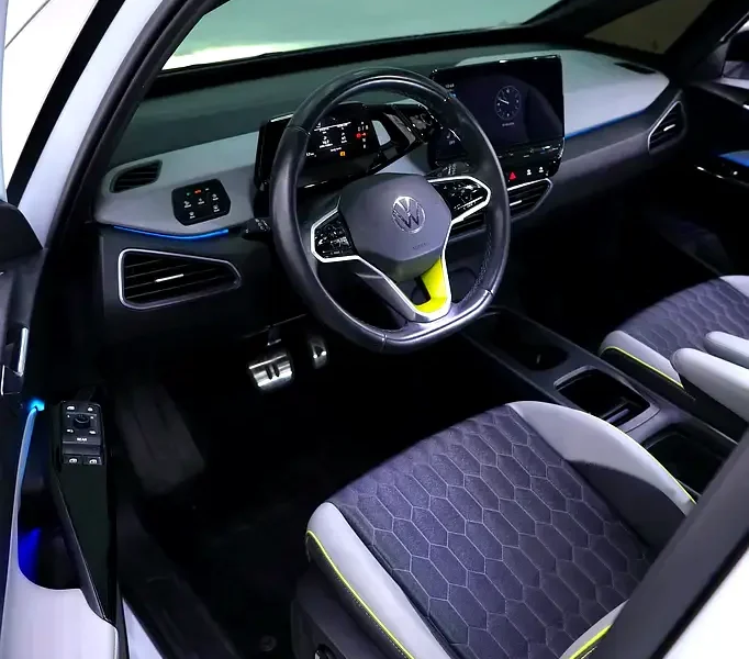 2022 Volkswagen ID.3 Pro Electric Vehicle White Black Hatchback 350 - 450 KM