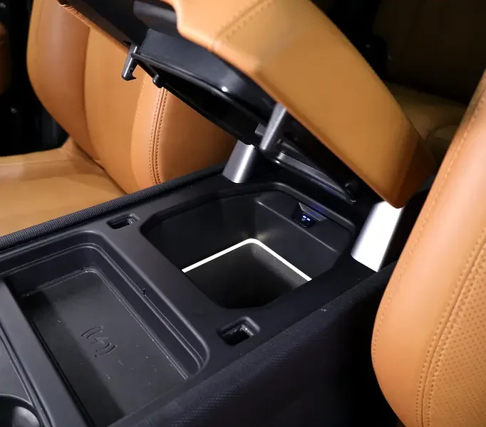 2024 Land Rover Defender 110 P525 5.0-liter Supercharged V8 Engine Black Tan SUV